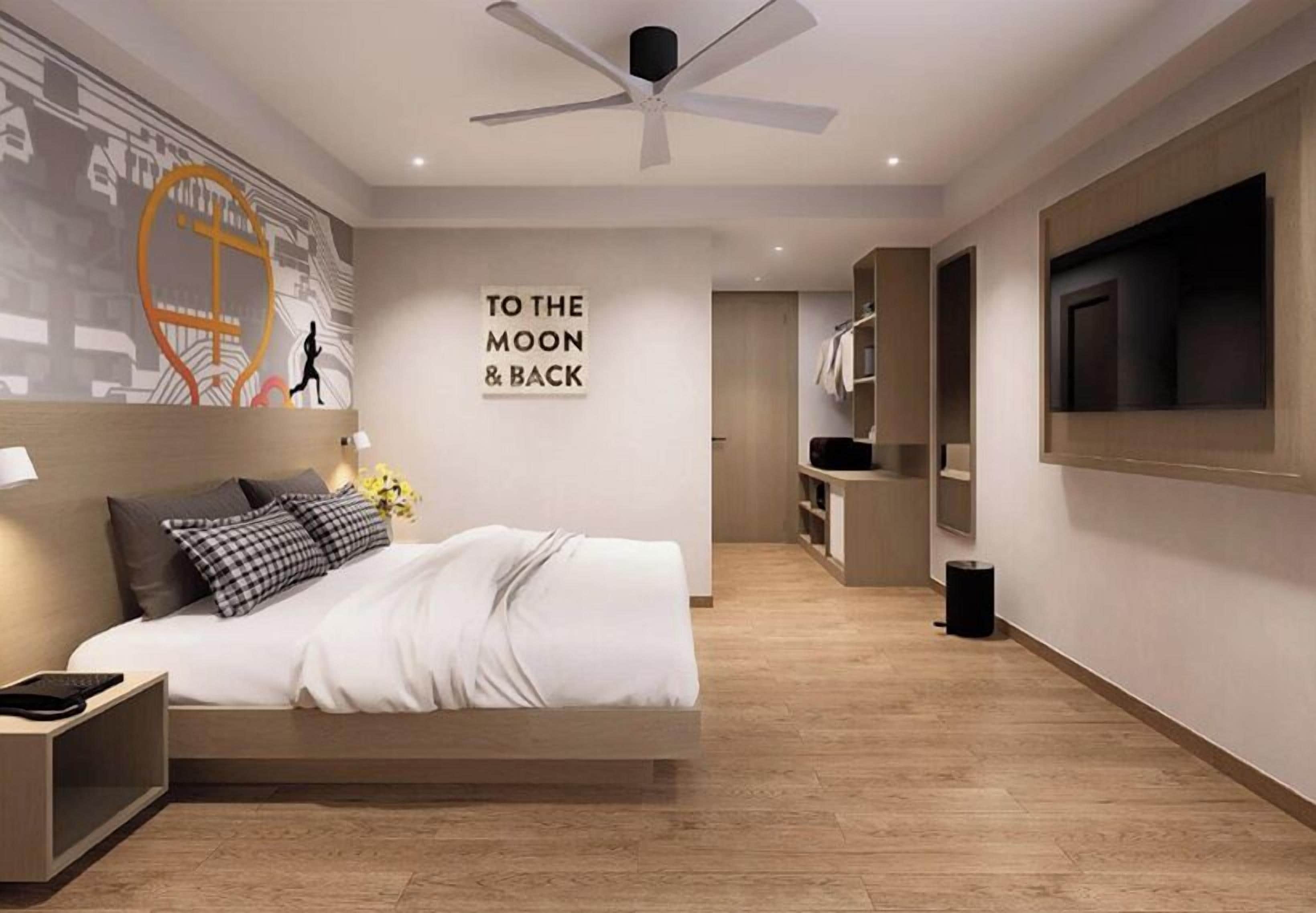 Luxe King Room | In-room safe, desk, iron/ironing board, rollaway beds