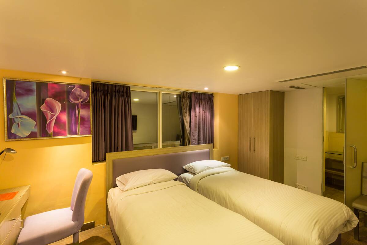 Minibar, in-room safe, desk, iron/ironing board