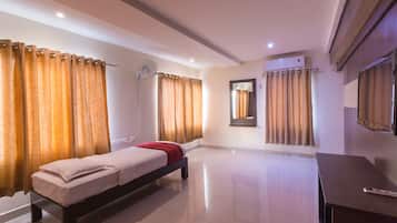 Superior Single Room | In-room safe, desk, iron/ironing board, rollaway beds