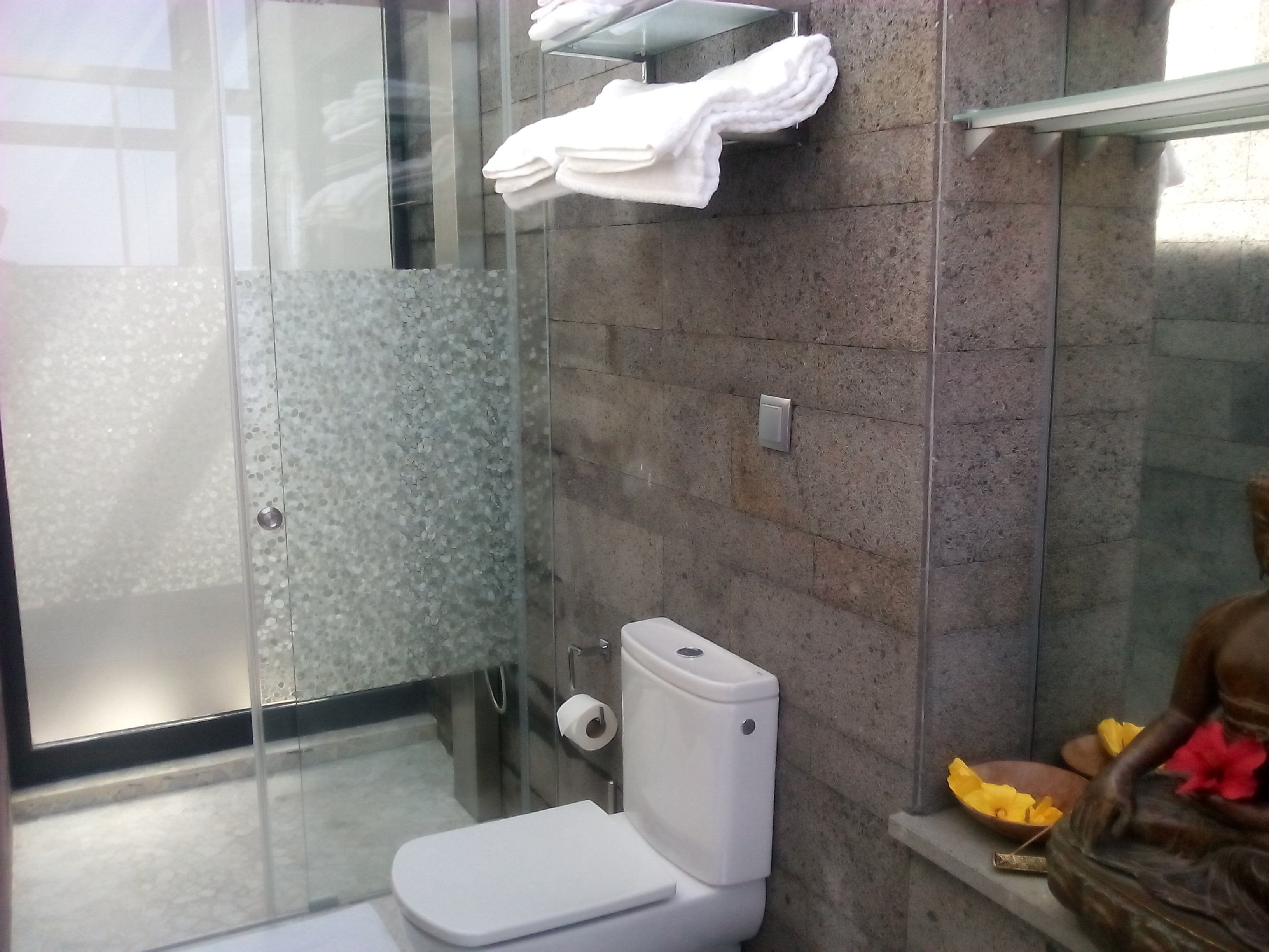 Luxury Quadruple Room, Poolside | Bilik Mandi | Kelengkapan dandanan diri percuma, pengering rambut, jubah mandi 