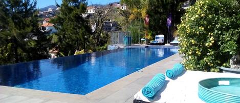 Außenpool, Liegestühle