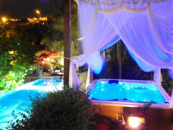 Outdoor spa tub