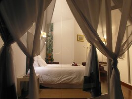 Habitación panorámica doble, terraza | Minibar, caja fuerte, escritorio y sistema de insonorización