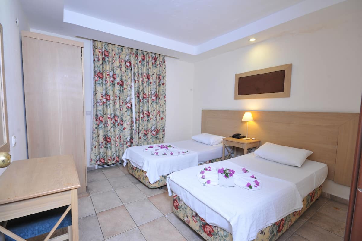 Standard Apartment | Desk, free cribs/infant beds, free rollaway beds