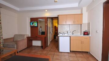 Standard Apartment | Desk, free cribs/infant beds, free rollaway beds