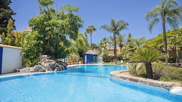 Inomhuspool, en säsongsöppen utomhuspool och solstolar