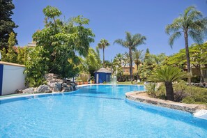 Una piscina cubierta, una piscina al aire libre de temporada, tumbonas