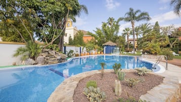 Una piscina al aire libre de temporada (de 10:00 a 21:00), tumbonas