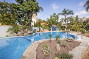Piscina stagionale all'aperto, lettini