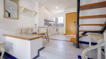 Dúplex, 2 habitaciones, balcón | Ropa de cama de alta calidad y caja fuerte