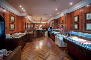 Se ofrece un desayuno bufé (14 EUR por persona)