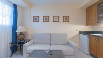 Apartamento, 1 habitación | Zona de estar | Una televisión