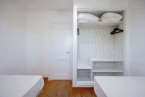 Ropa de cama de alta calidad y caja de seguridad en la habitación 
