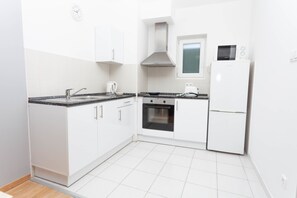 Full-sized fridge, microwave, oven, stovetop - Maple Tree Apartments (Budapest)