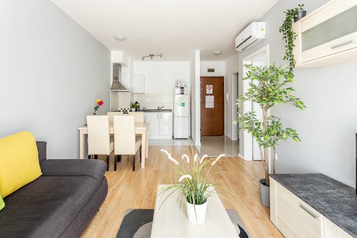 Deluxe Room, 1 Bedroom | 1 bedroom, blackout curtains, iron/ironing board, free WiFi