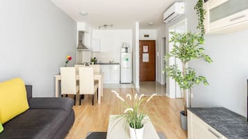 Deluxe Room, 1 Bedroom | 1 bedroom, blackout curtains, iron/ironing board, free WiFi