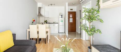 Deluxe Room, 1 Bedroom | 1 bedroom, blackout drapes, iron/ironing board, free WiFi