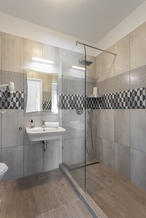 Deluxe 3 bedroom Apartment | Bathroom | Shower, hair dryer - Maple Tree Apartments (Budapest)