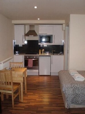 冷蔵庫、電子レンジ、コンロ、コーヒー / ティーメーカー