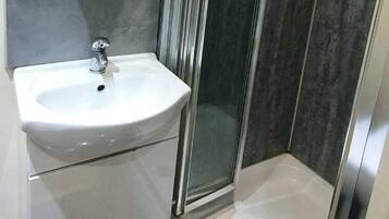 Basic Studio, 1 Double Bed | Bathroom | Shower, towels