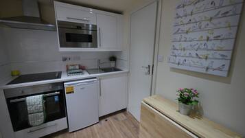 Basic Studio, 1 Double Bed | Private kitchen