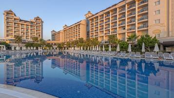 Una piscina techada, 2 piscinas al aire libre, sombrillas