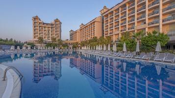 Una piscina techada, 2 piscinas al aire libre, sombrillas