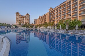 Indoor pool, 2 outdoor pools, pool umbrellas, sun loungers - Lake River Side Hotel Spa - Ultra All Inclusive (Manavgat)