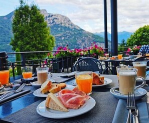 Free daily buffet breakfast  - Hotel Saligari (Verceia)