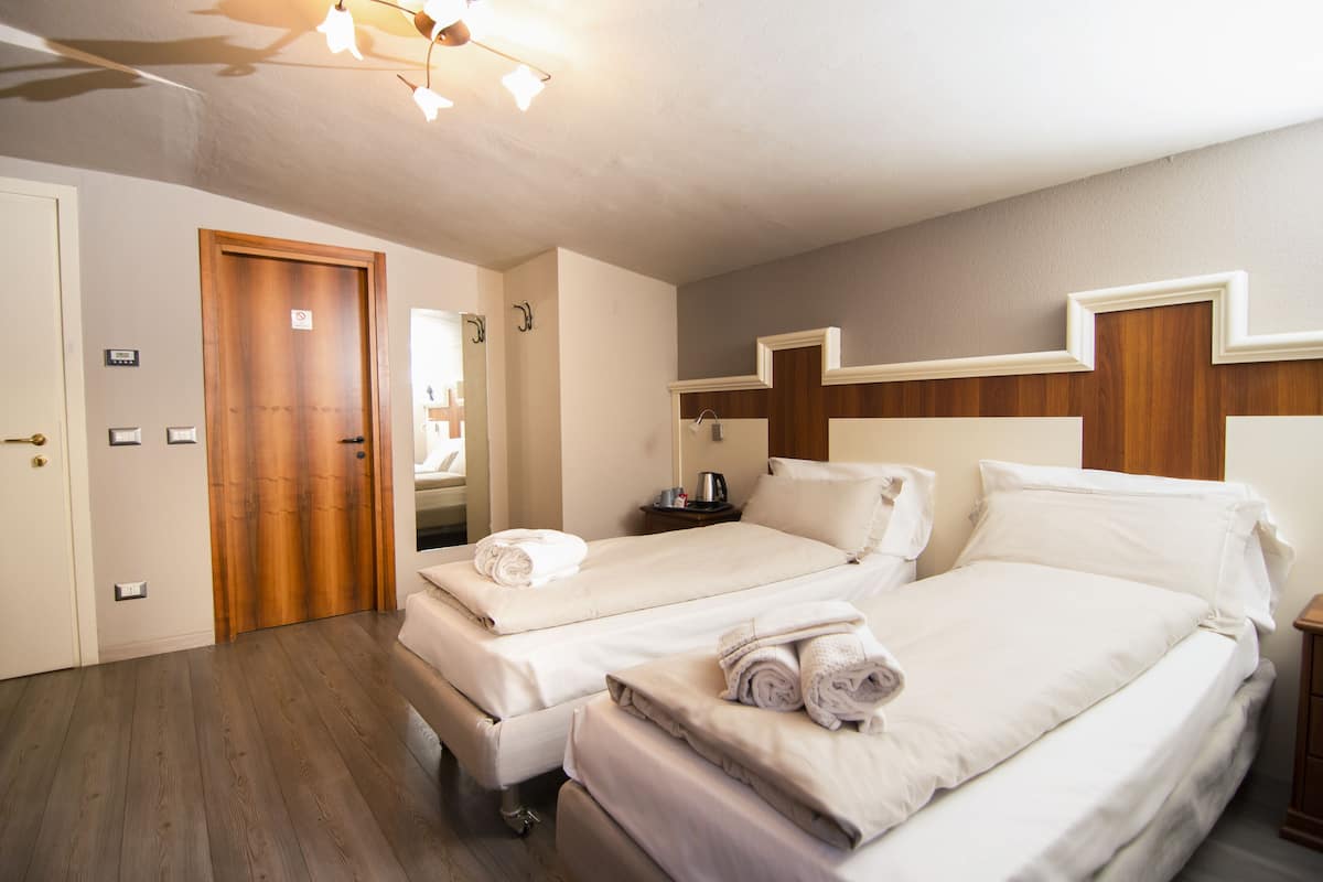 Klassieke kamer, 1 twee- of 2 eenpersoonsbedden | 1 slaapkamer, een minibar, een kluis op de kamer, een bureau