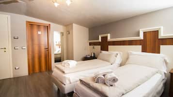 Phòng đôi hoặc 2 giường đơn phong cách cổ điển | 1 phòng ngủ, minibar, két bảo mật tại phòng, bàn