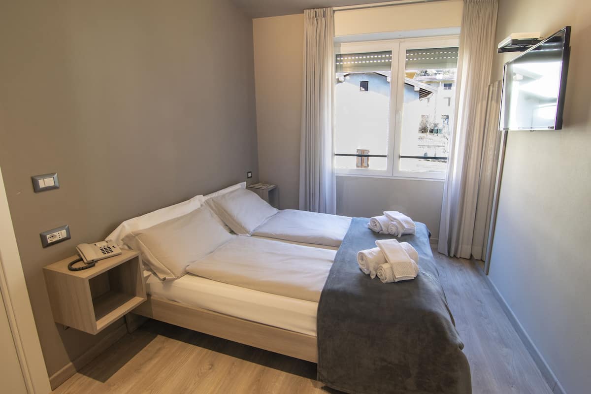 1 slaapkamer, een minibar, een kluis op de kamer, een bureau