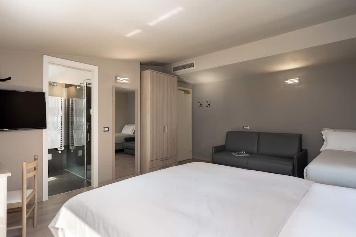 Minibar, coffre-fort, bureau