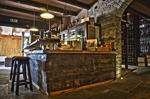 Se sirven comidas, cenas y cocina italiana con mesas al aire libre