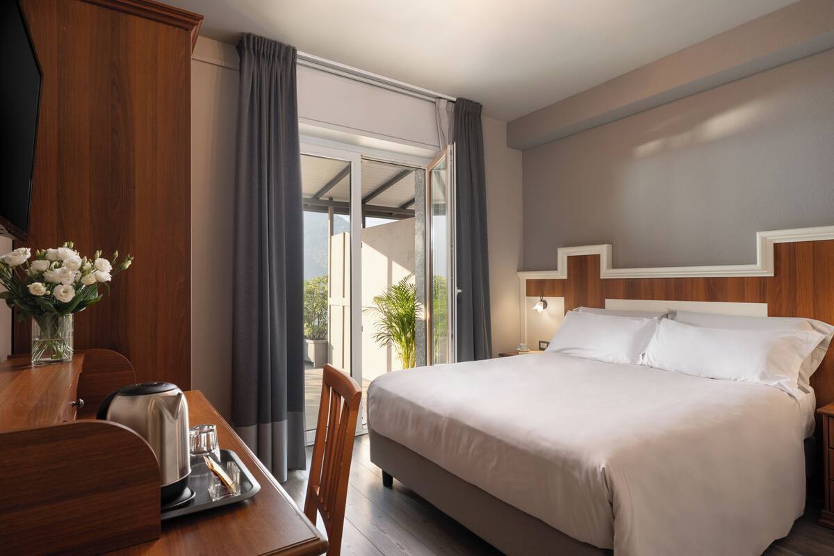 Minibar, in-room safe, desk, laptop workspace