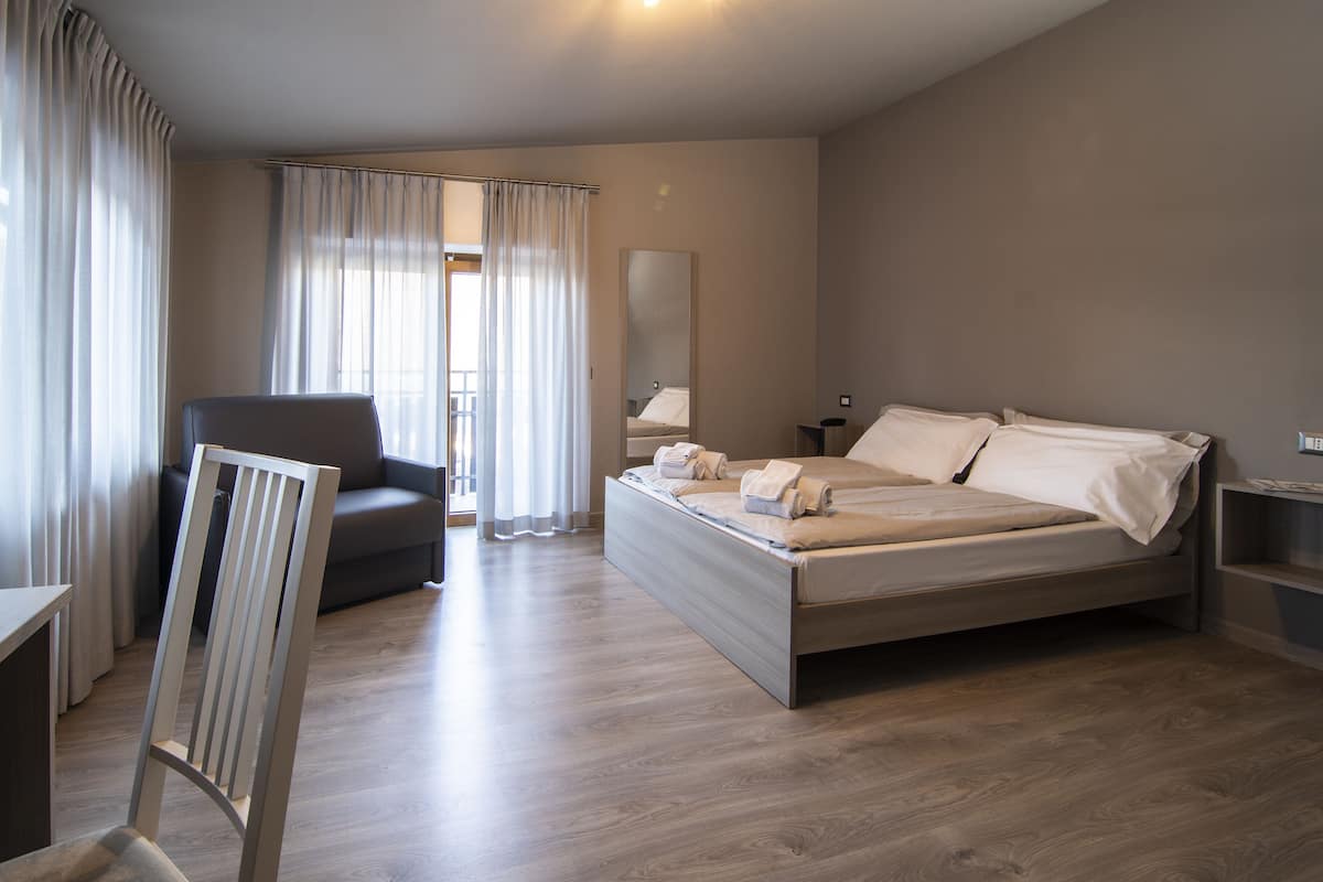 1 slaapkamer, een minibar, een kluis op de kamer, een bureau