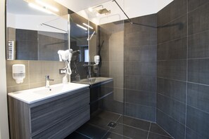 Shower, free toiletries, hair dryer, bidet - Hotel Saligari (Verceia)