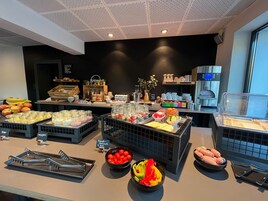 Tägliches Frühstücksbuffet gegen Gebühr