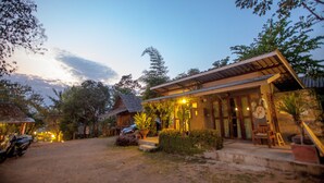 Mặt tiền nơi lưu trú - ban đêm