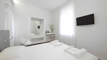 Comfort Double Room | In-room safe, desk, soundproofing, iron/ironing board