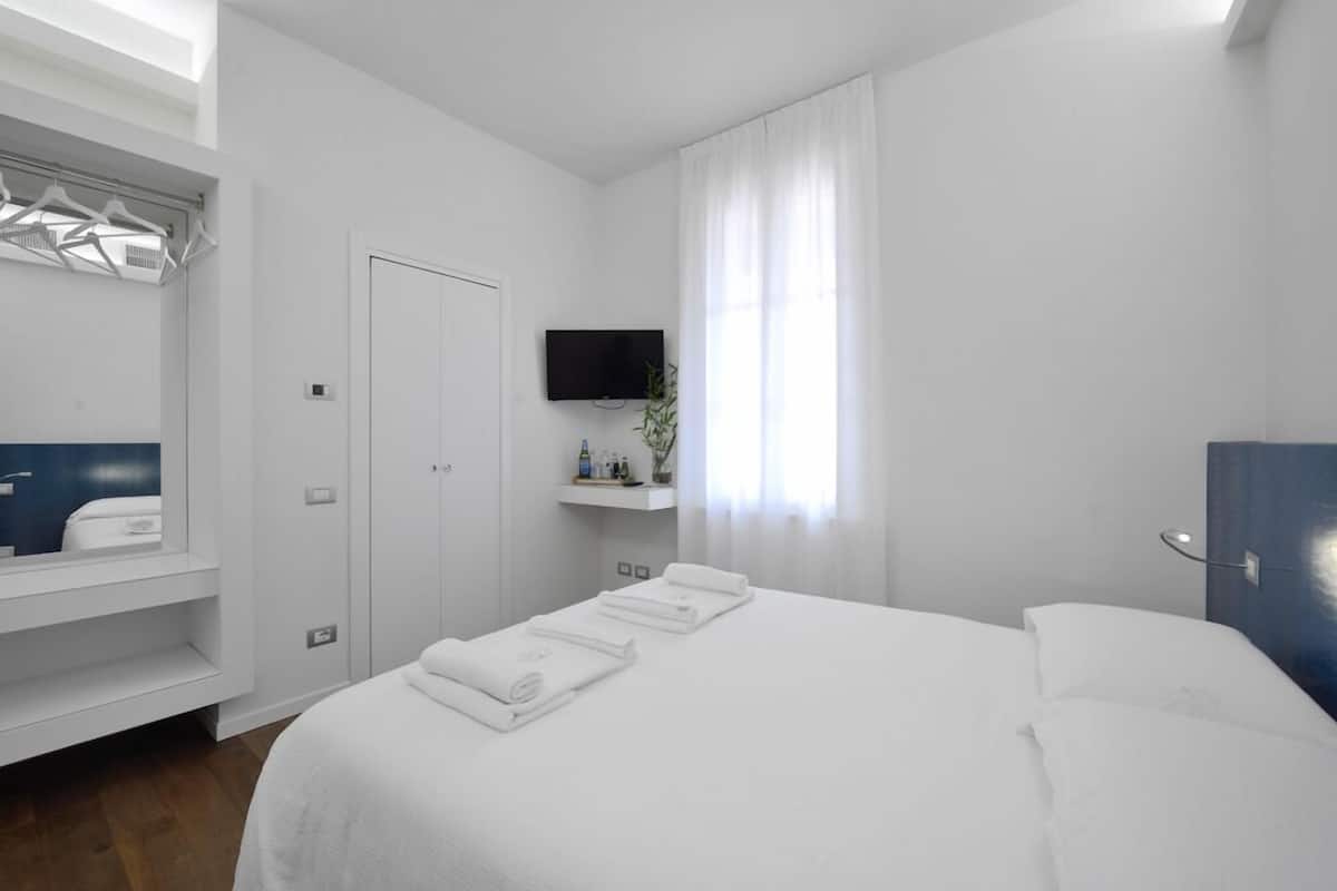 Comfort Double Room | In-room safe, desk, soundproofing, iron/ironing board