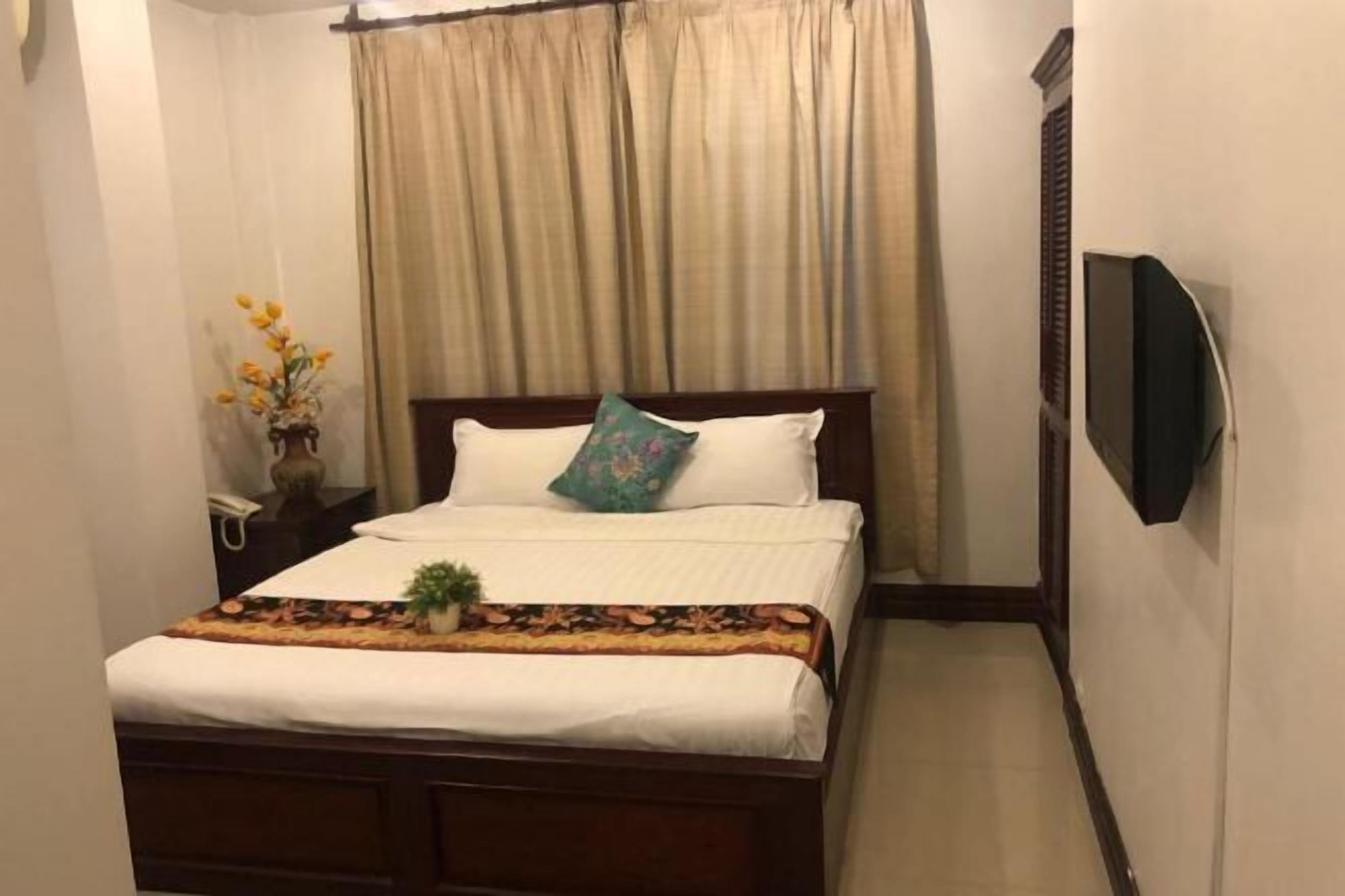 Premium bedding, in-room safe, desk, free WiFi