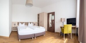 Kamar Double Comfort | Meja kerja, ruang kerja ramah laptop, Wi-Fi gratis, dan seprai linen