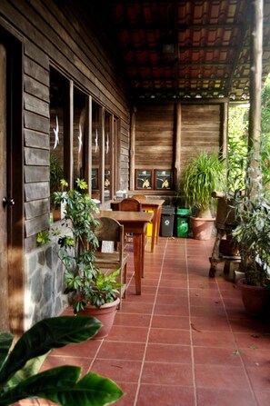 Breakfast area - El Bosque Trails & Eco-Lodge (Monteverde)