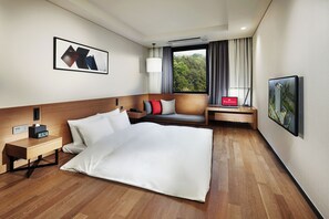 Habitación Deluxe (Ondol) | Minibar, caja de seguridad en la habitación y escritorio