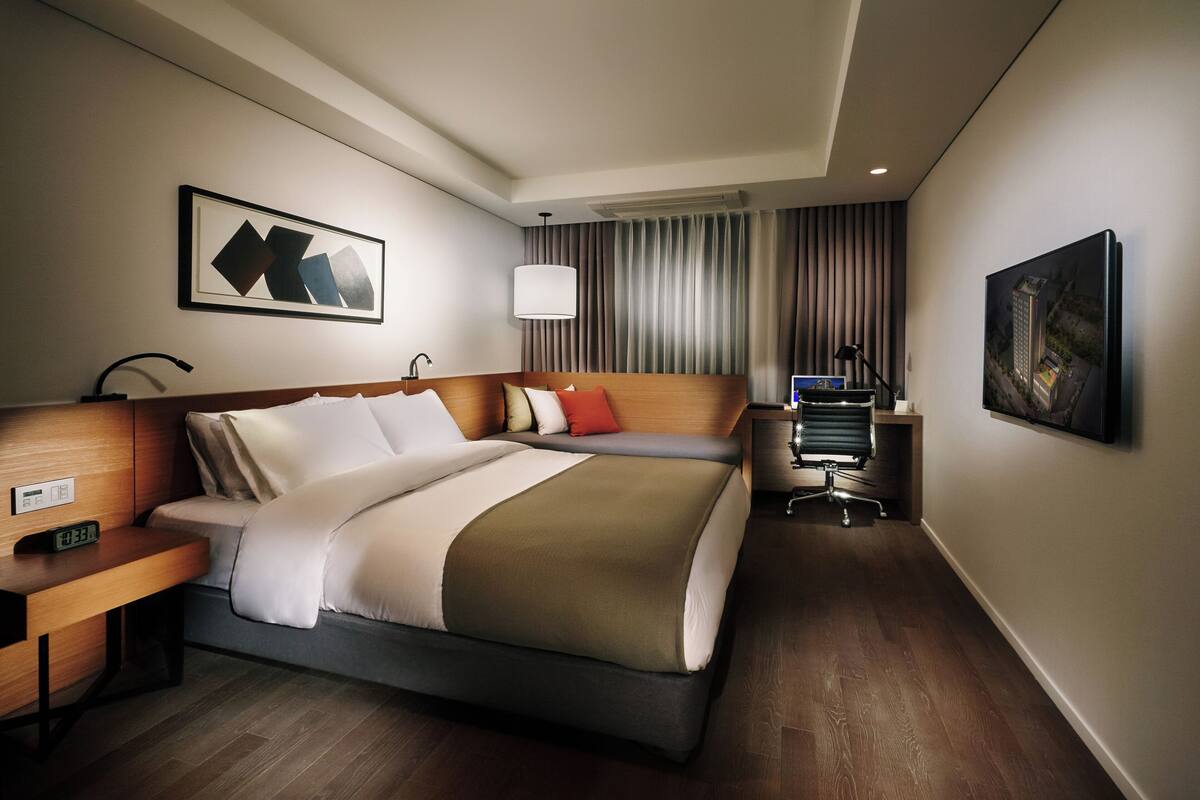 room, 1 queen bed | minibar, in-room safe, desk, soundproofing
