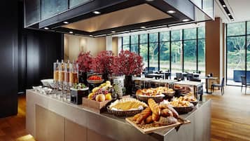 Daily buffet breakfast (KRW 25000 per person)