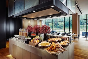 Desayuno buffet diario (KRW 25000 por persona)