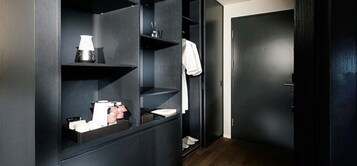 Minibar, caja de seguridad en la habitación y escritorio