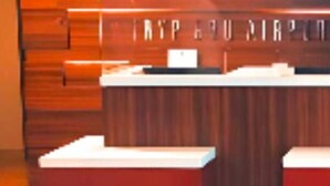 Una recepción con diseño de paneles de madera y un letrero encima.